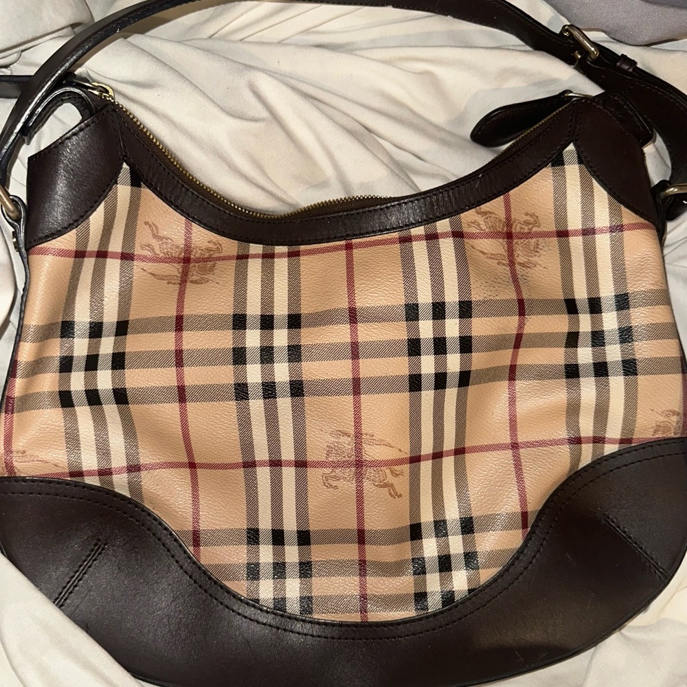 I’m selling my Burberry bag perfect for the fall